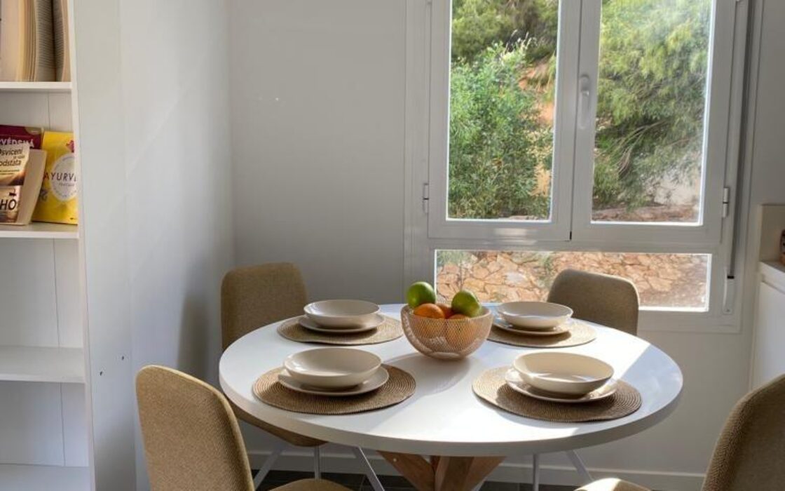 Трикімнатні апартаменти в Кампамор біля пляжу з басейном