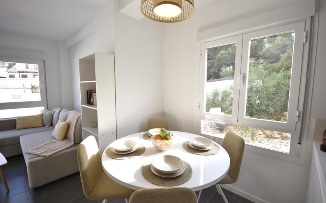 Трикімнатні апартаменти в Кампамор біля пляжу з басейном