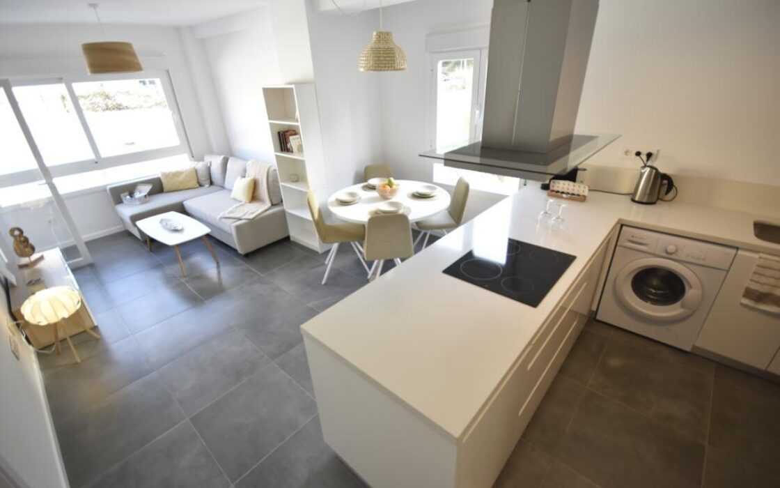 Трикімнатні апартаменти в Кампамор біля пляжу з басейном