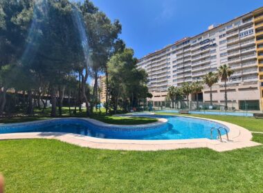 Трикімнатні апартаменти в Кампамор біля пляжу з басейном