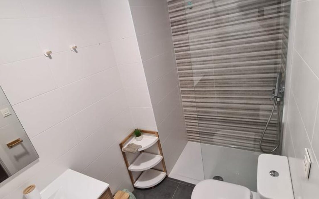 Трикімнатні апартаменти в Кампамор біля пляжу з басейном