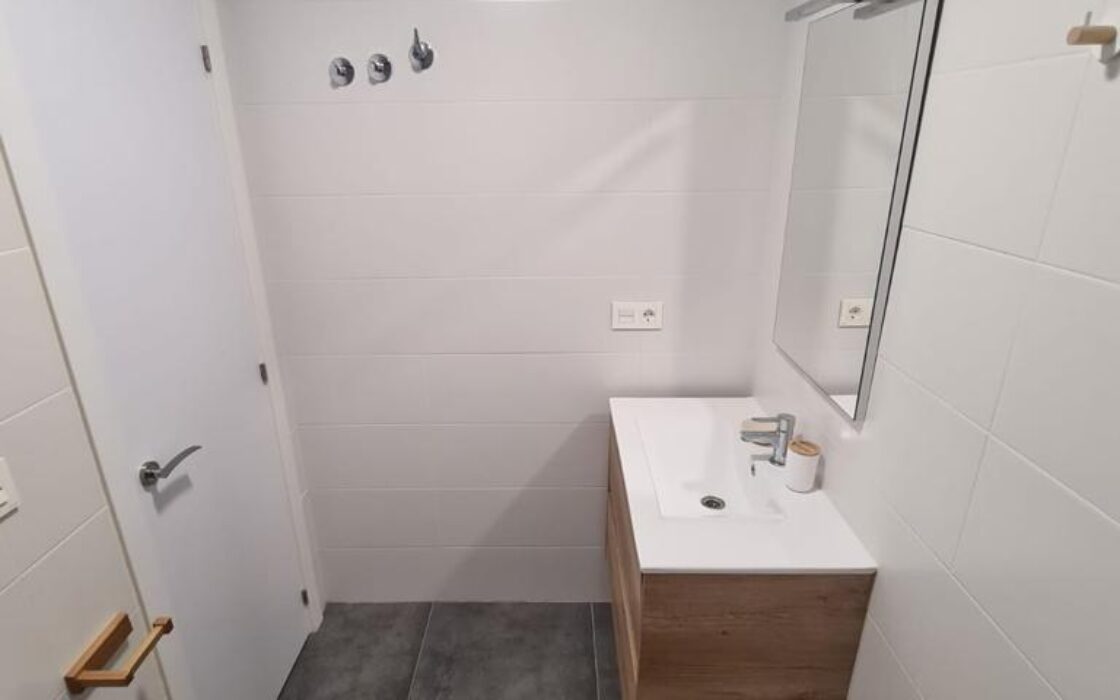 Трикімнатні апартаменти в Кампамор біля пляжу з басейном