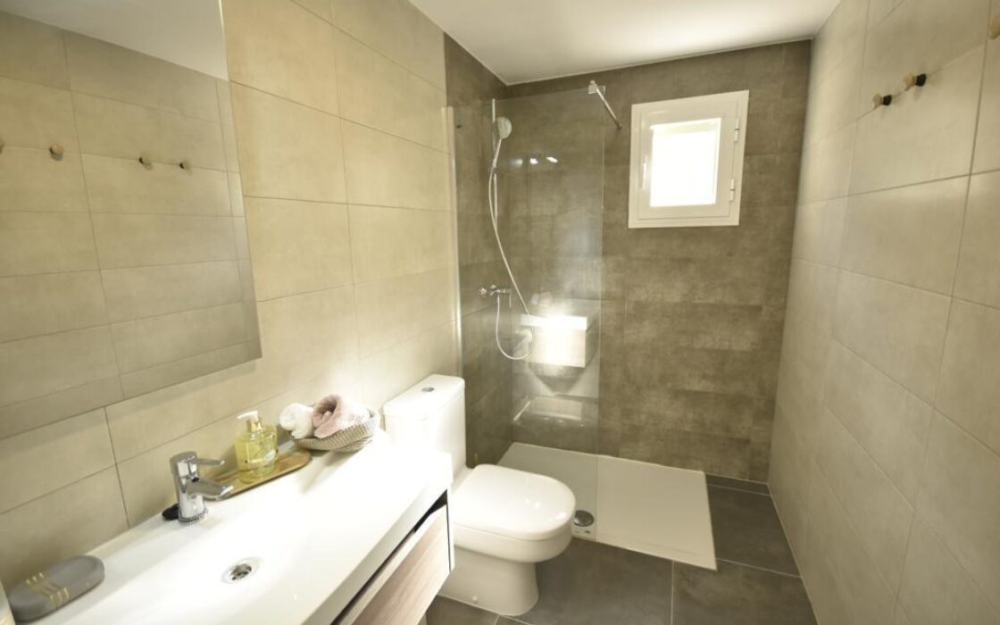 Трикімнатні апартаменти в Кампамор біля пляжу з басейном