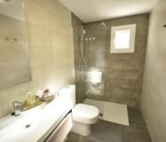 Трикімнатні апартаменти в Кампамор біля пляжу з басейном