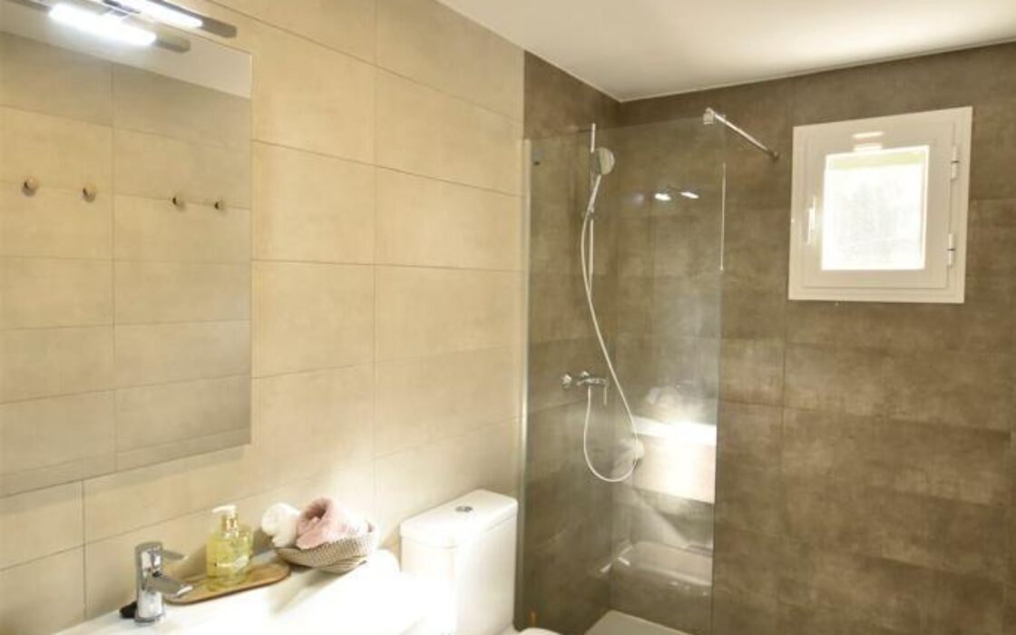 Трикімнатні апартаменти в Кампамор біля пляжу з басейном