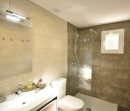 Трикімнатні апартаменти в Кампамор біля пляжу з басейном