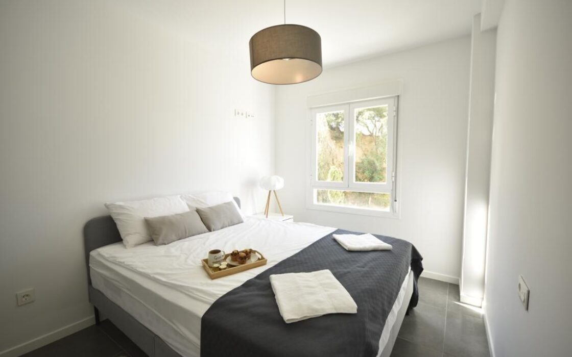 Трикімнатні апартаменти в Кампамор біля пляжу з басейном