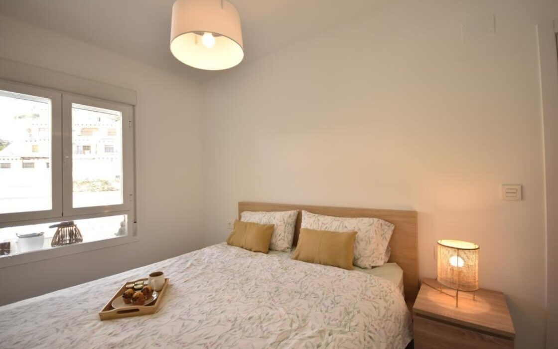 Трикімнатні апартаменти в Кампамор біля пляжу з басейном