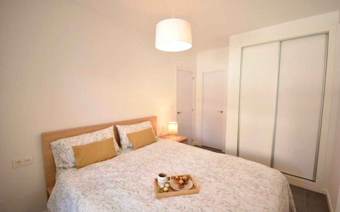 Трикімнатні апартаменти в Кампамор біля пляжу з басейном