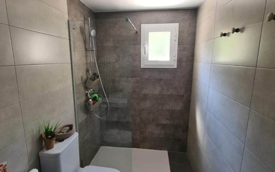 Трикімнатні апартаменти в Кампамор біля пляжу з басейном