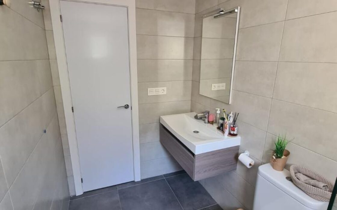 Трикімнатні апартаменти в Кампамор біля пляжу з басейном