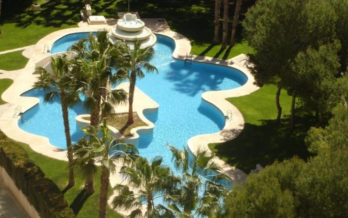 Трикімнатні апартаменти в Кампамор біля пляжу з басейном