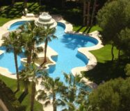 Трикімнатні апартаменти в Кампамор біля пляжу з басейном