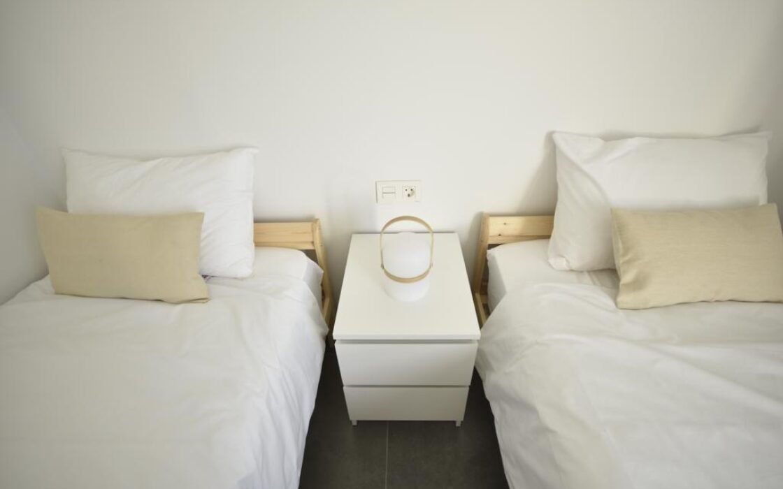 Трикімнатні апартаменти в Кампамор біля пляжу з басейном