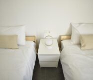 Трикімнатні апартаменти в Кампамор біля пляжу з басейном