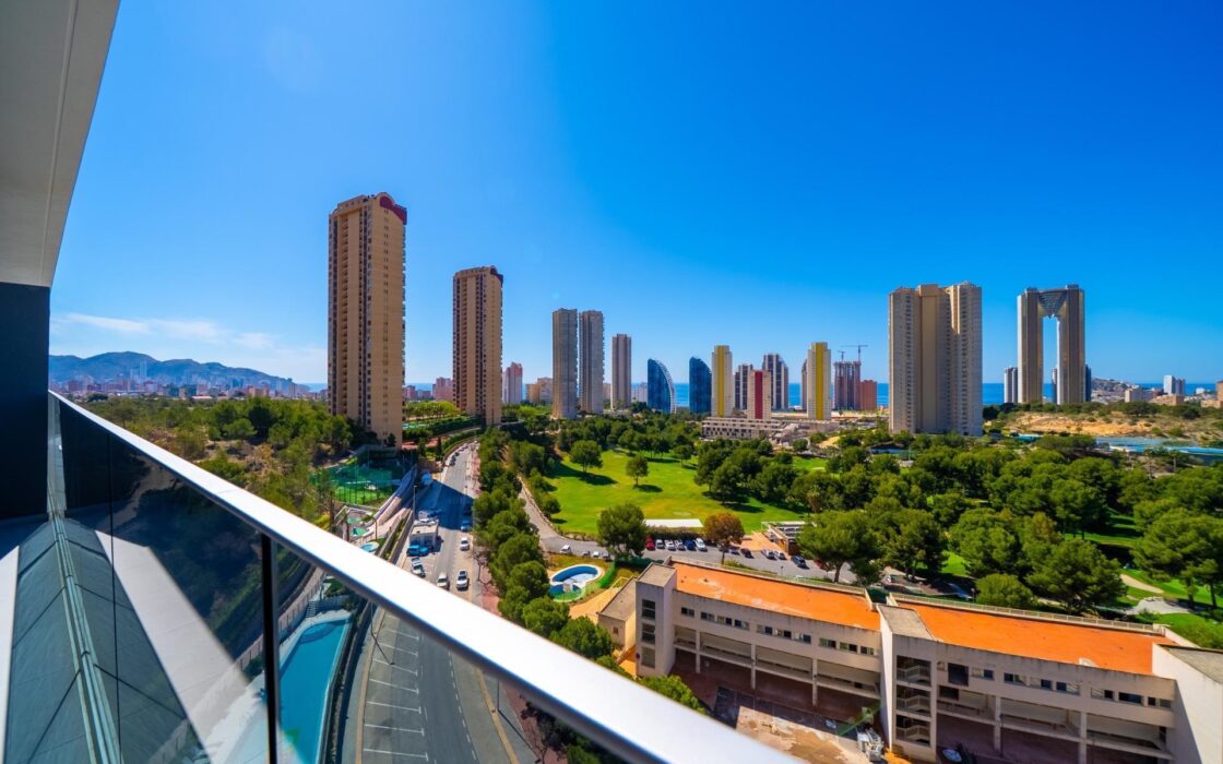 Новая квартира с террасой и морским видом в Бенидорме 98 кв.м