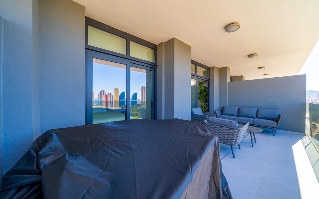 Новая квартира с террасой и морским видом в Бенидорме 98 кв.м