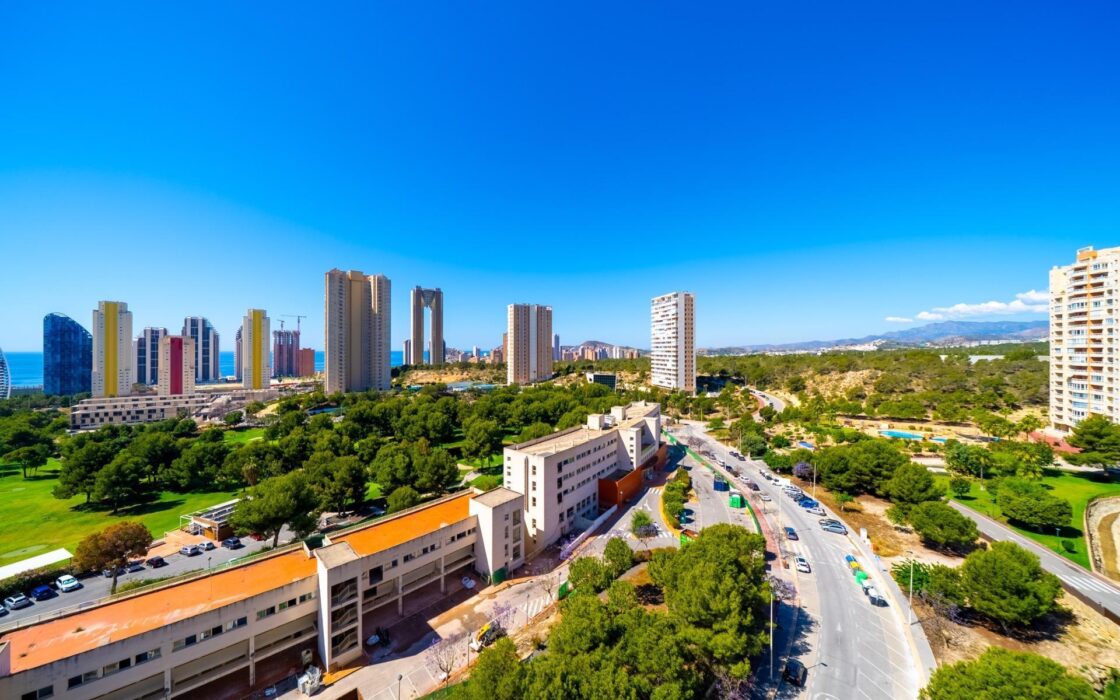 Новая квартира с террасой и морским видом в Бенидорме 98 кв.м