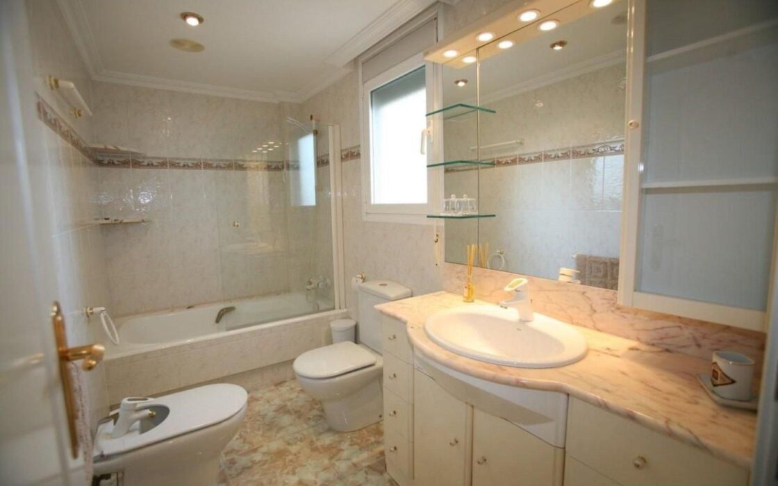 Квартира з терасою та видом на море в Кальпе, 140 кв.м.