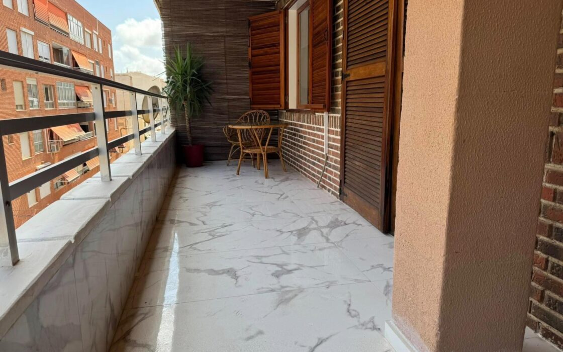 Апартаменты в Торревьехе 111 кв.м с террасой у моря