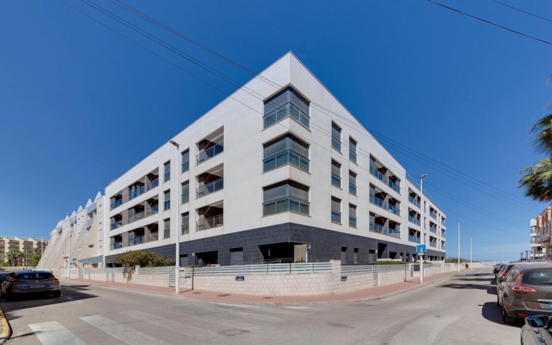 Апартаменты в Торревьехе 84 кв.м у моря с 3 комнатами