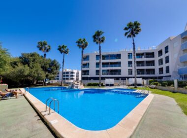 Апартаменты в Торревьехе 84 кв.м у моря с 3 комнатами