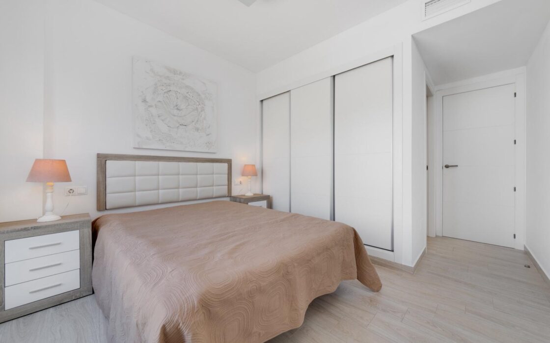 Апартаменты в Торревьехе 84 кв.м у моря с 3 комнатами