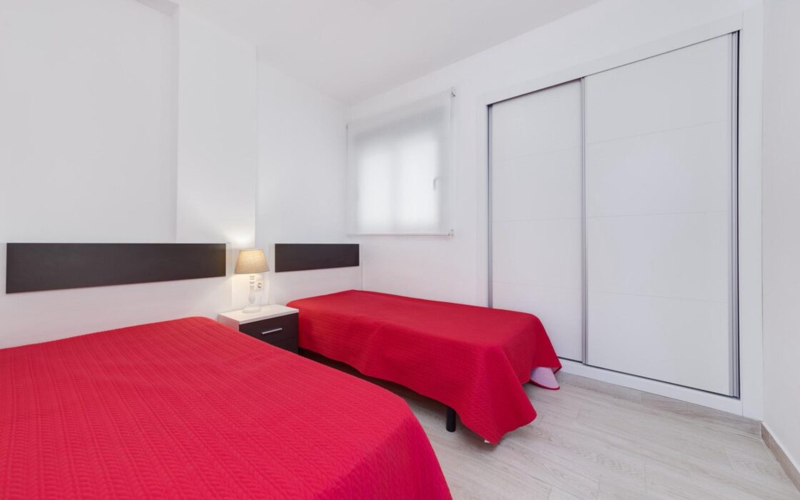 Апартаменты в Торревьехе 84 кв.м у моря с 3 комнатами