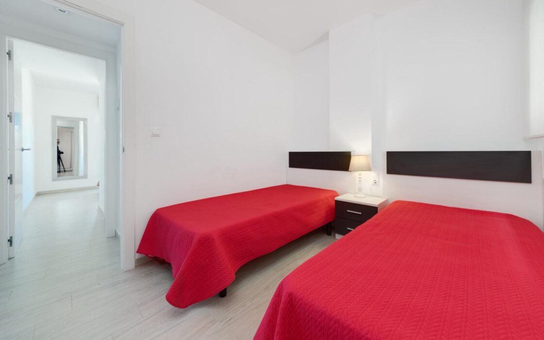 Апартаменты в Торревьехе 84 кв.м у моря с 3 комнатами