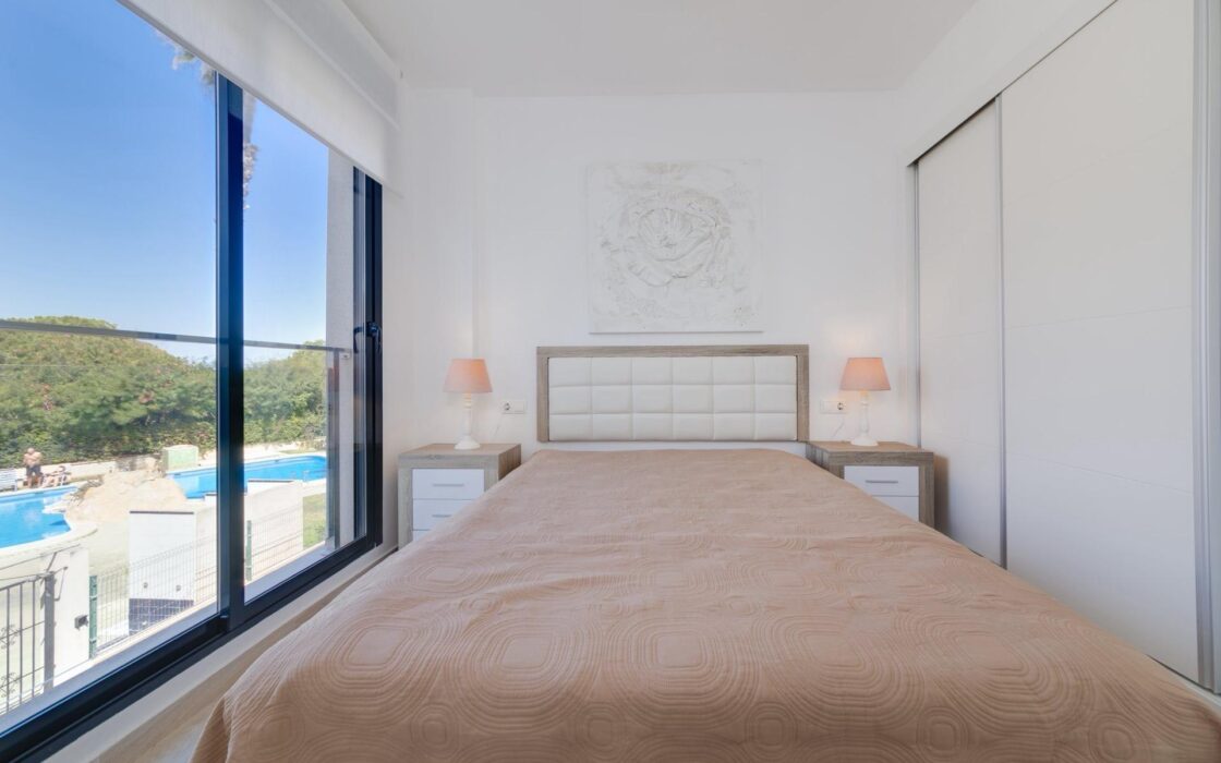 Апартаменты в Торревьехе 84 кв.м у моря с 3 комнатами