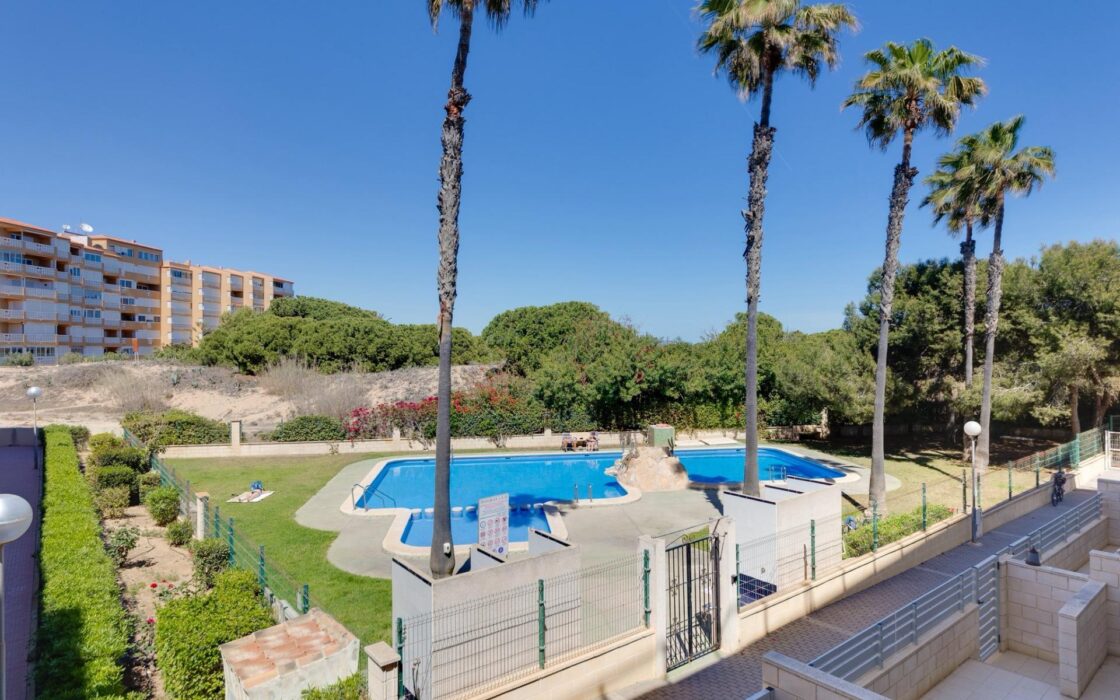 Апартаменты в Торревьехе 84 кв.м у моря с 3 комнатами