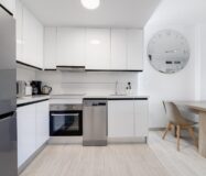 Апартаменты в Торревьехе 84 кв.м у моря с 3 комнатами