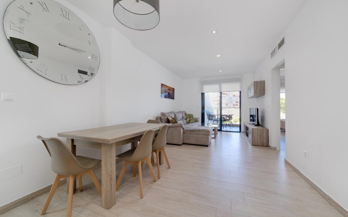 Апартаменты в Торревьехе 84 кв.м у моря с 3 комнатами