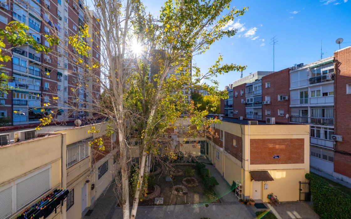 Светлая квартира 65 кв.м в Barrio del Pilar рядом с метро