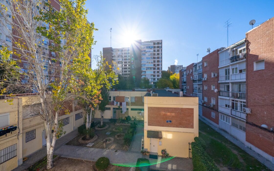 Светлая квартира 65 кв.м в Barrio del Pilar рядом с метро