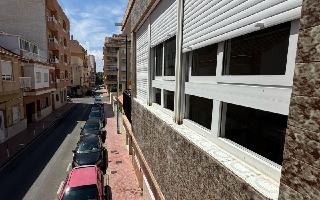 Апартаменти в Торревьехе 109 кв.м з терасою біля моря