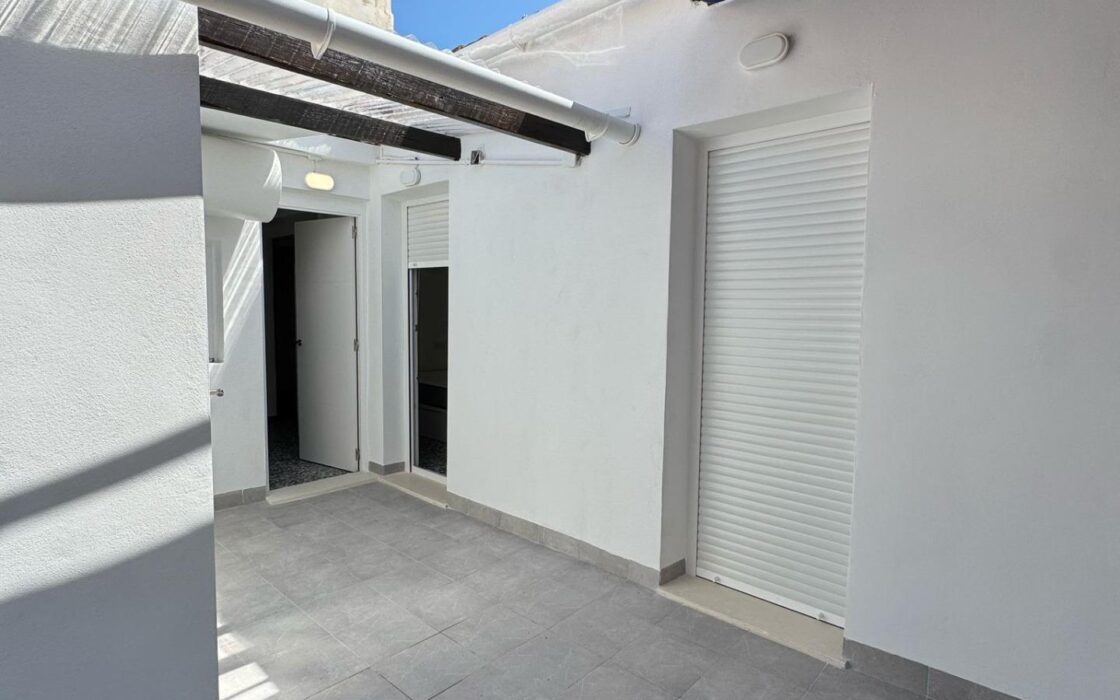 Апартаменти в Торревьехе 109 кв.м з терасою біля моря