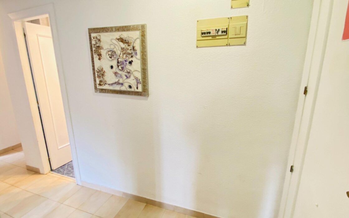 Світла квартира з терасою та видом на море в Кальпе 90 кв.м.