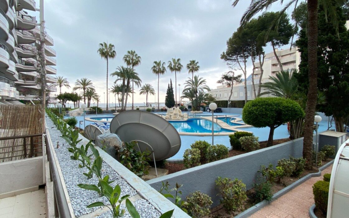 Світла квартира з терасою та видом на море в Кальпе 90 кв.м.