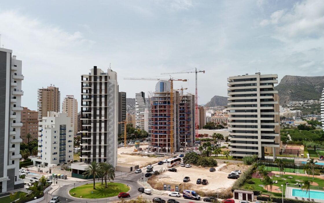 Світла квартира з терасою та видом на море в Кальпе 90 кв.м.