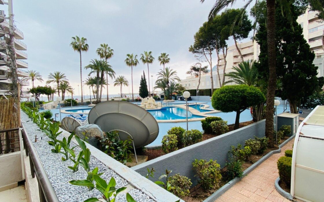 Світла квартира з терасою та видом на море в Кальпе 90 кв.м.