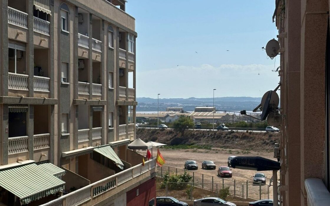 Апартаменты 60 кв.м в Торревьехе у моря с террасой