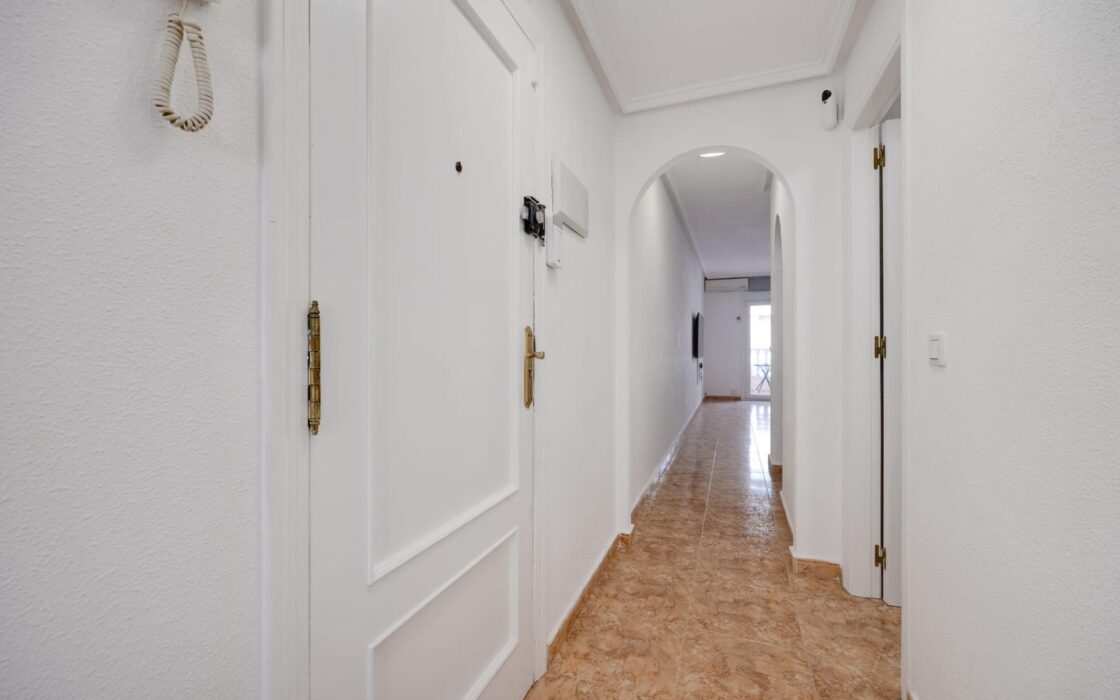 Апартаменты в Торревьехе 68 кв.м с террасой у моря