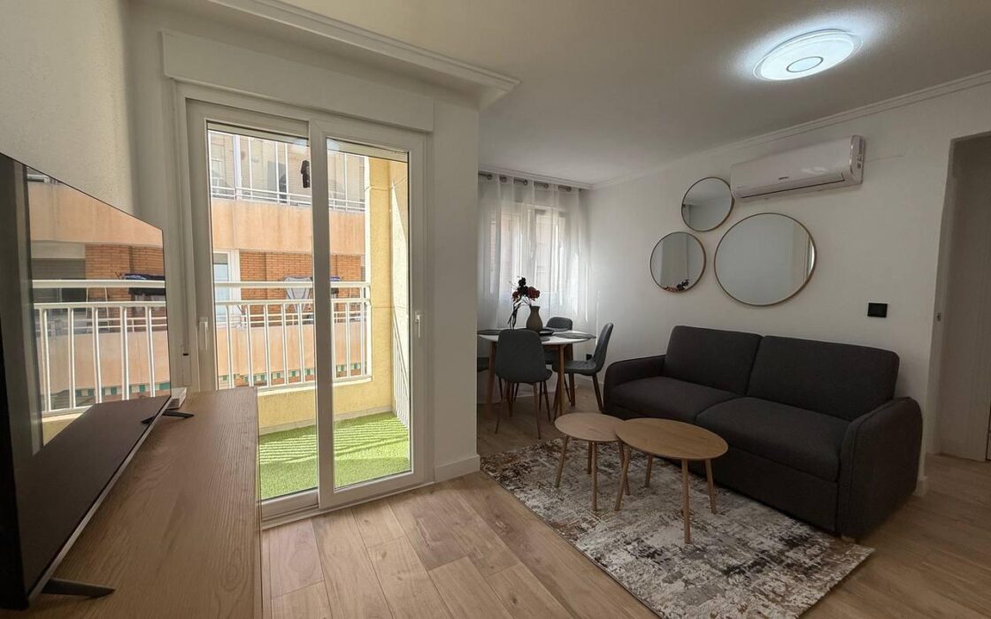 Апартаменты 54 кв.м с террасой в Торревьехе у моря