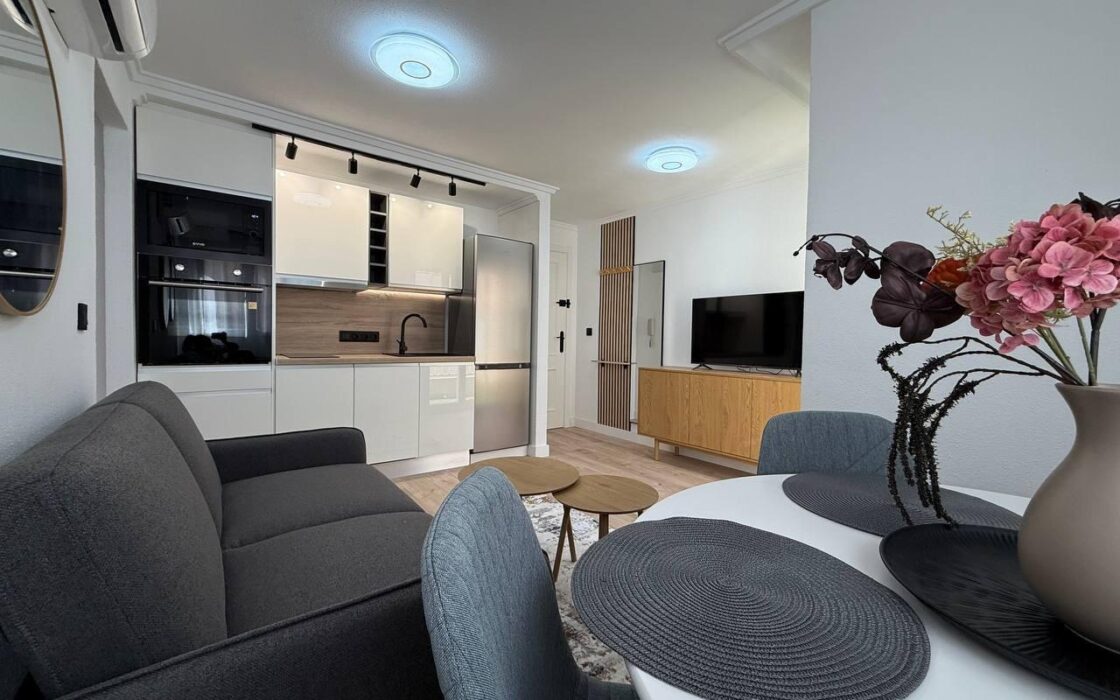 Апартаменты 54 кв.м с террасой в Торревьехе у моря