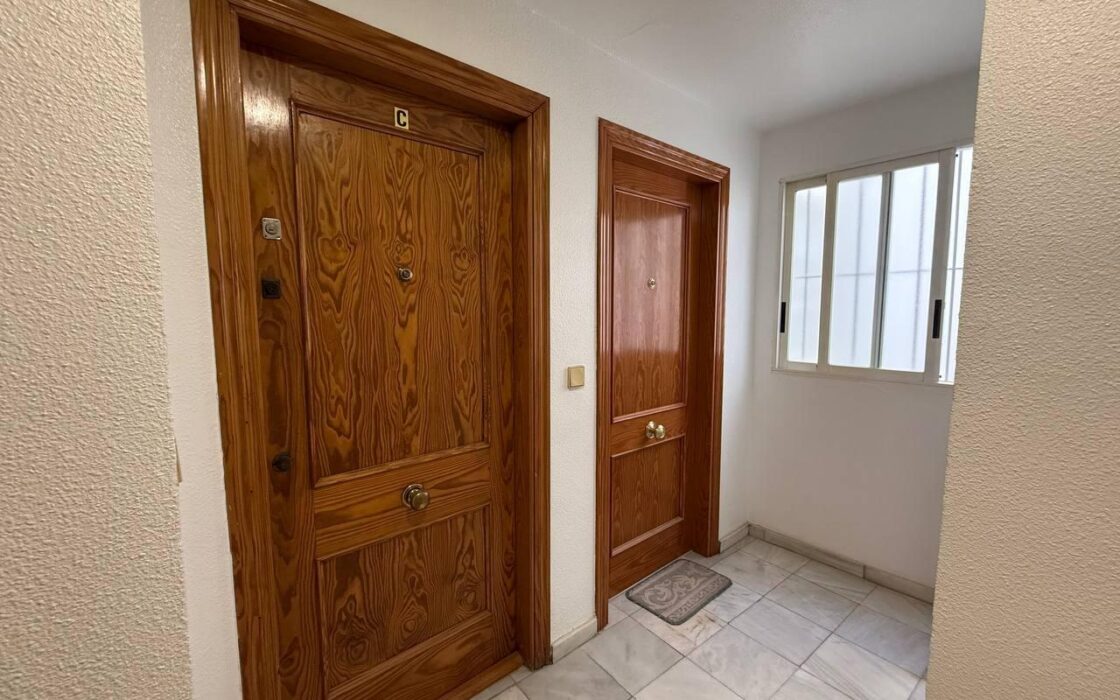 Апартаменты 54 кв.м с террасой в Торревьехе у моря