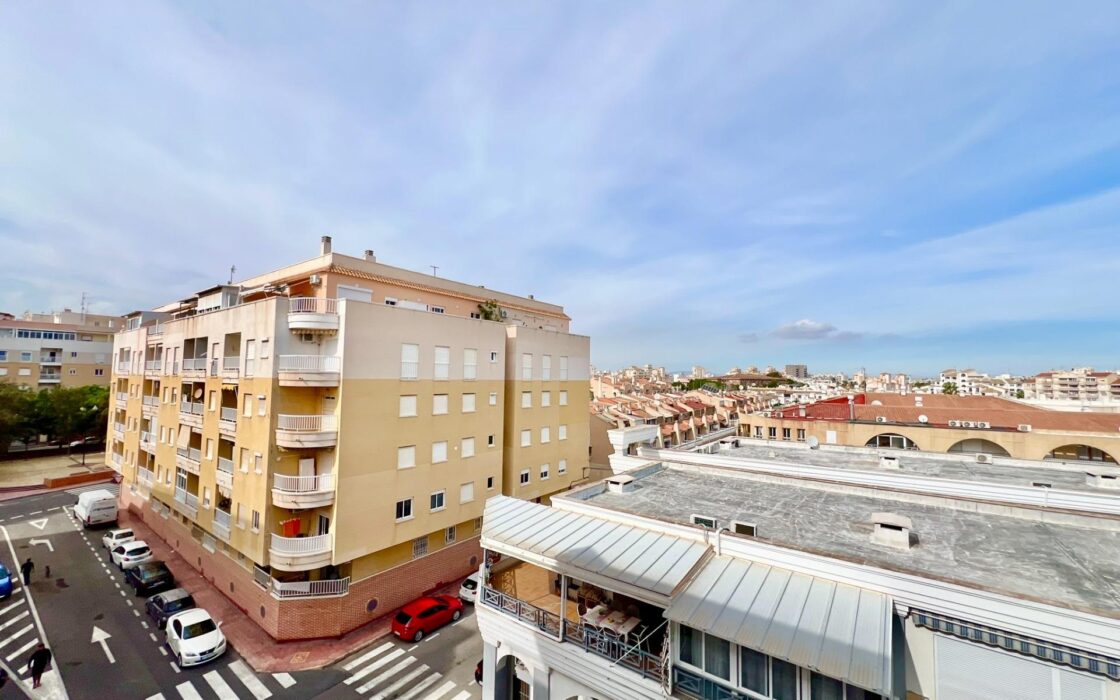 Апартаменты 50 кв.м в Торревьехе у моря с террасой