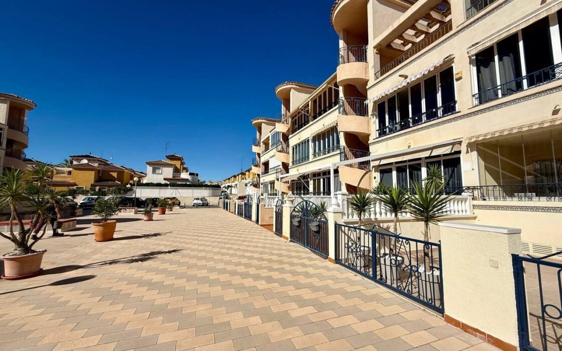 Апартамент в Ориуэле 61 кв.м с террасой у моря