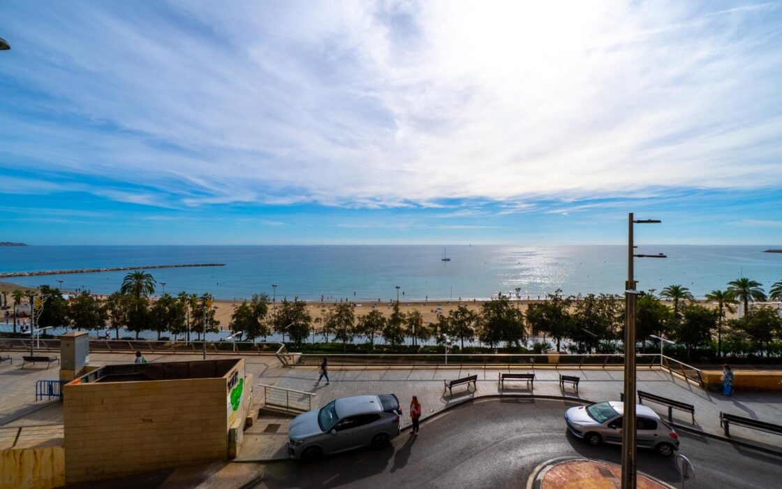 Апартаменти в Аліканте 113 кв.м з терасою біля моря