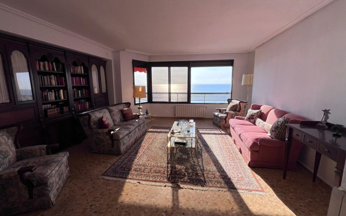 Апартаменти в Аліканте 113 кв.м з терасою біля моря